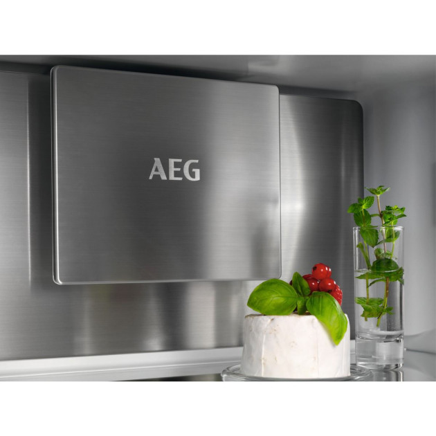 Хладилник с фризер за вграждане 8000 COOLING 360° 188.4 см AEG NSC8M191DS